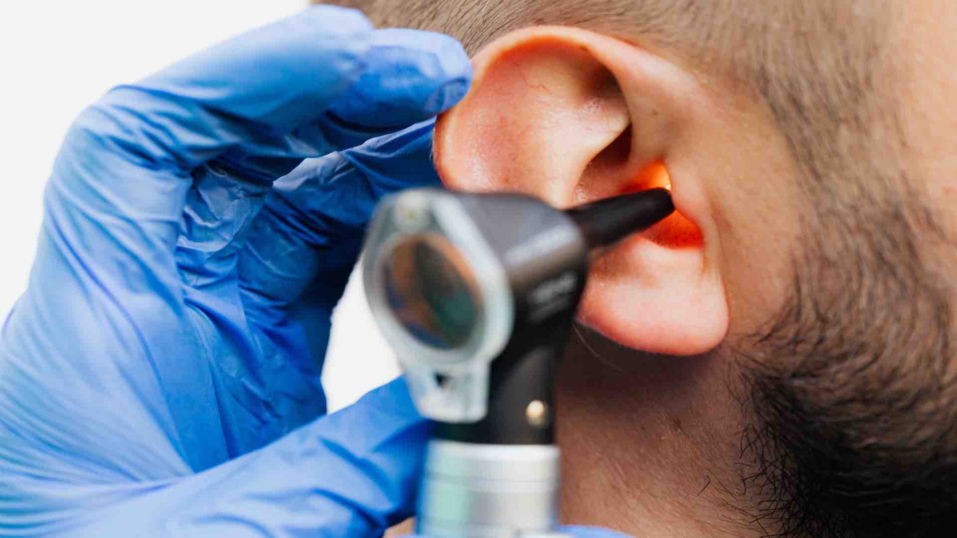 Doctor examinando una oreja