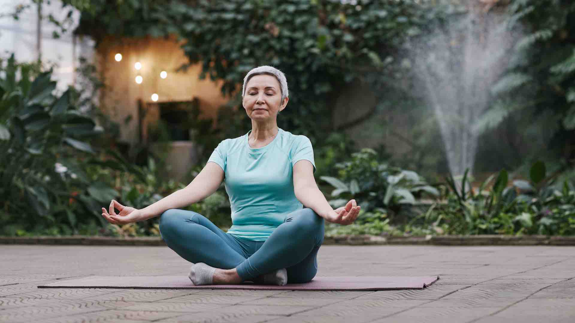 mujer de mediana edad meditando
